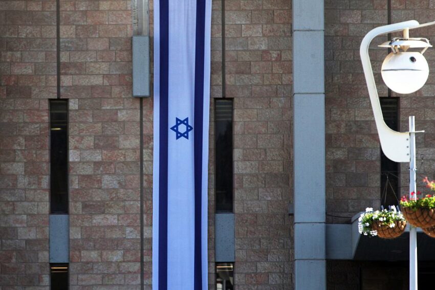 Israelische Fahne am Gebäude des israelischen Parlaments (Archiv)