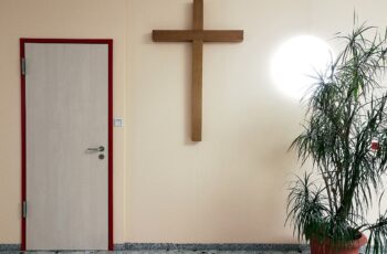 Kreuz in einem Krankenhaus (Archiv)