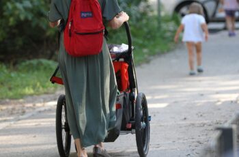 Mutter mit Kind und Kinderwagen (Archiv)