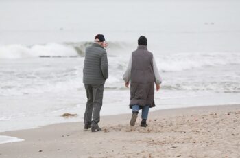 Senioren an einem Strand (Archiv)