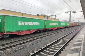 Evergreen-Container auf Güterzug (Archiv)
