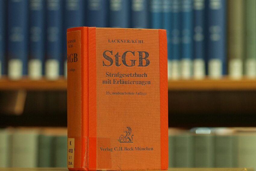 Das Strafgesetzbuch in einer Bibliothek (Archiv)