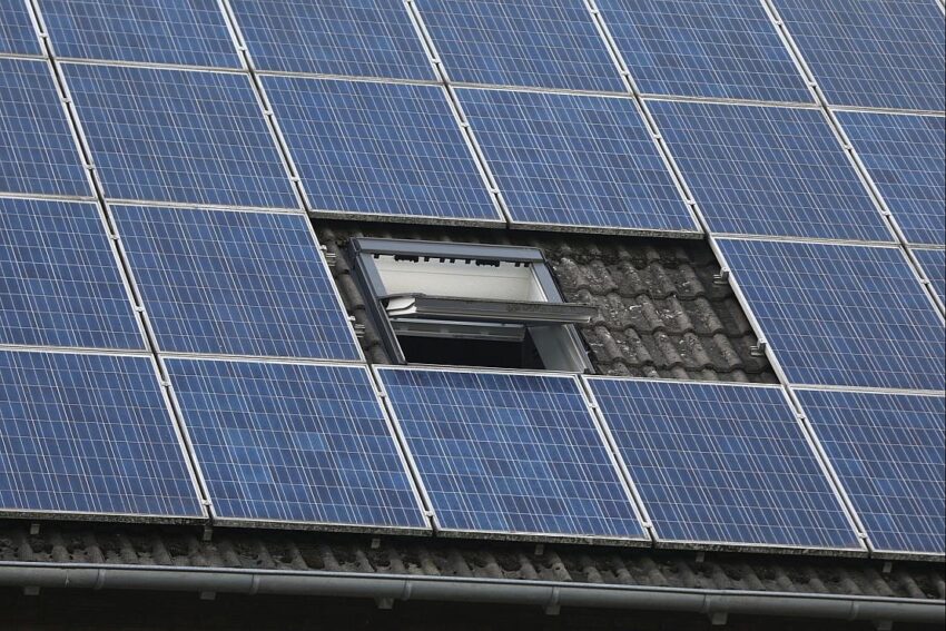 Solarzellen auf einem Dach (Archiv)