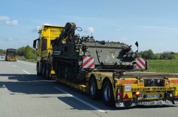 Panzer-Transport auf der Autobahn (Archiv)