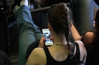 Junge Frau mit Smartphone (Archiv)